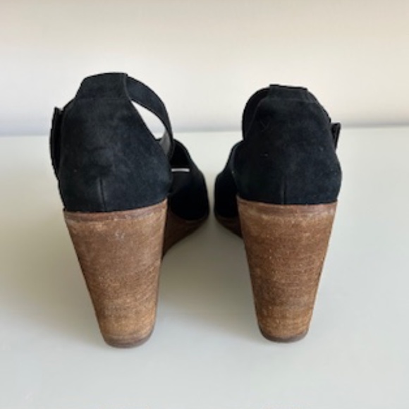 Vince Camuto Black Suede Wedge Peep-Toe Sandals - size 7.5 - Picture 3 of 4